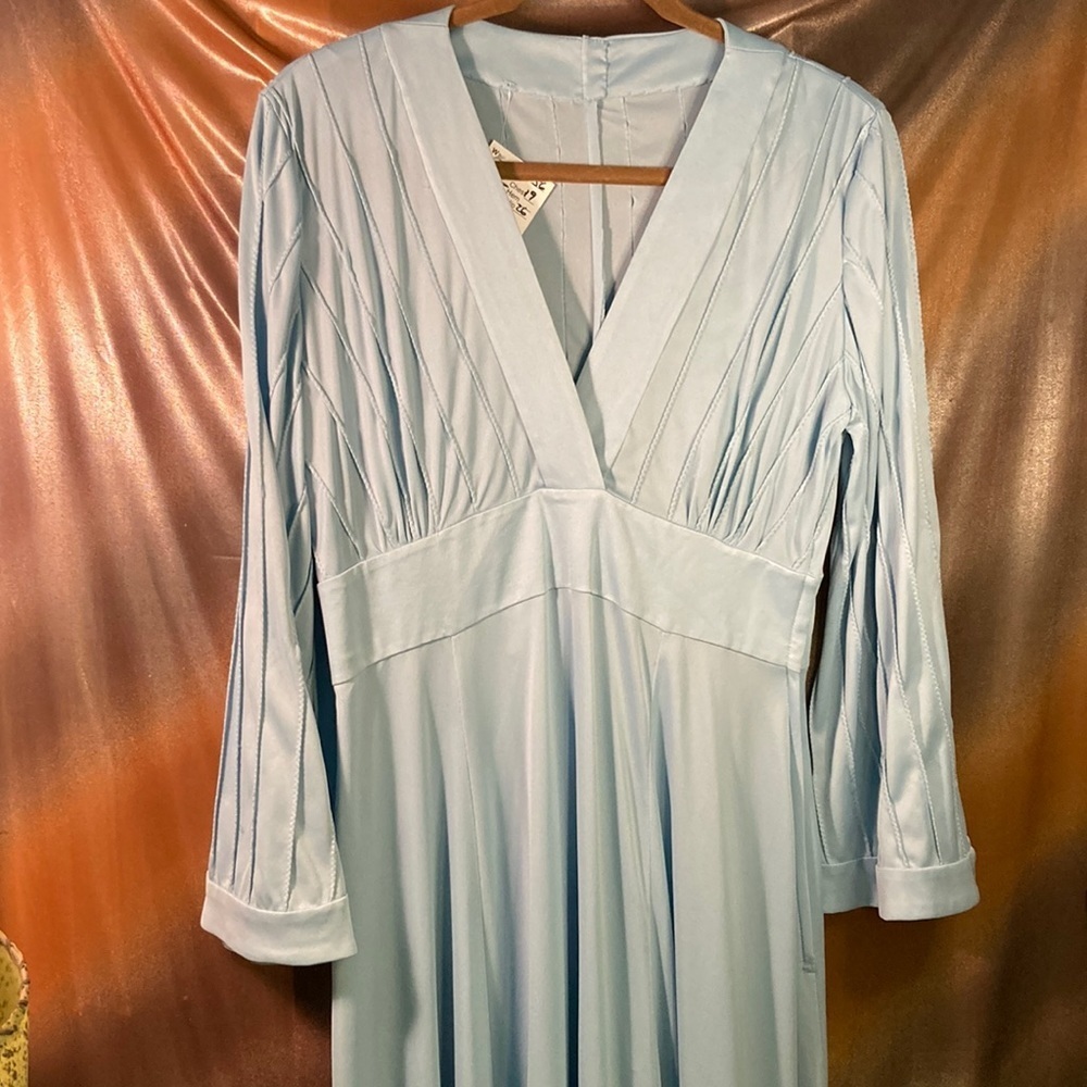 Vintage 1970’s baby blue king dress with bell sleeves. 38” chest‎ 201